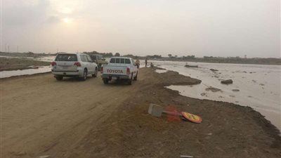 جريان وادي بيش يتسبب في احتجاز وعزل عدد من القرى