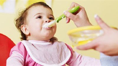 تعرفى على أفضل الطرق الطبيعية للتغلب على الإمساك عند طفلك