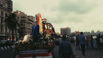 تمثال السيسي يجوب كورنيش الإسكندرية خلال الاحتفال بالعيد القومي
