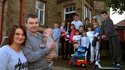  العائلة البريطانية الأكبر  في بريطانيا تحتفل بمولودها الـ 19 وتسعي للمزيد