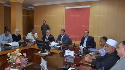 محافظ كفر الشيخ يبحث مع أهالي البرلس معوقات مشروع الرمال السوداء (صور)