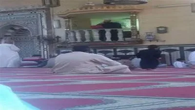 إمام مسجد يقرأ خطبة الجمعة من اللاب توب (صورة)