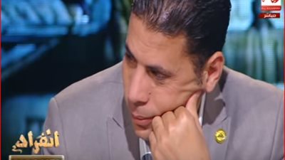 سعيد حساسين يجهش من البكاء على الهواء (فيديو)