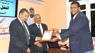 تكريم 26 شاعر بختام الدورة التدريبية لتعليم أساسيات الكتابة ببيت الشعر بالأقصر  (صور)