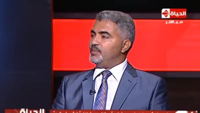 باحث بيئي يكشف السبب وراء اقتراب أسماك القرش من الشواطئ