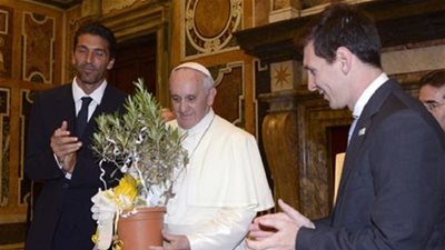 بابا الفاتيكان يعتبر ميسي أفضل من مارادونا وبيليه