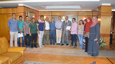 حمزه يستقبل الفائزين في المسابقة الدولية للمركبات الارضية بجامعة الفيوم