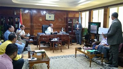 محافظ كفر الشيخ يصرف 10الاف جنيه لأسرة طالب توفي صعقاً بالكهرباء.. (صور)