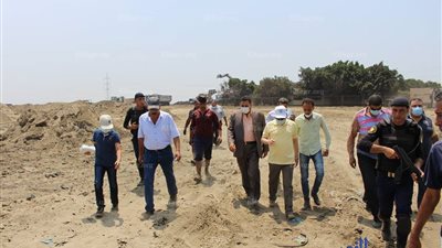 محافظ دمياط يتابع الأعمال الجارية لنقل مقلب شطا.. ويوجه بسرعة الإنتهاء (صور)