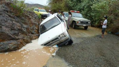  الأمطار تغمر محافظات الباحة والدفاع المدني يباشرعدة احتجازات