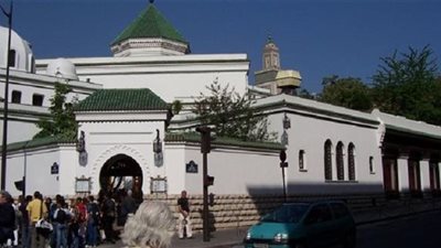 فرنسا تغلق 20 مسجداً بحجة اﻻرهاب 