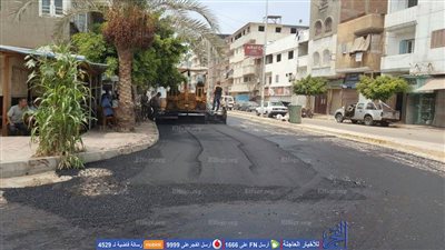 محافظ دمياط يعلن بدء أعمال الرصف بالشارع الحربي (صور)