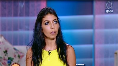 مذيعة راديو تروي قصة بدايتها الإذاعية (فيديو)