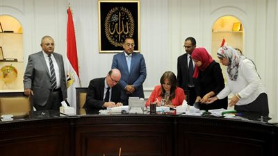  وزير الإسكان يشهد توقيع عقد مشروع خدمات الصرف الصحي  لـ ١٥٥ قرية