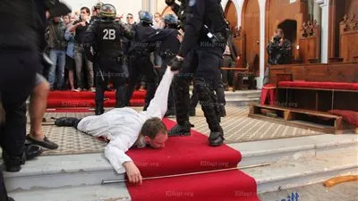 اليمين الفرنسي غاضب من سحب الشرطة لكاهن خارج كنيسة بباريس (صور)