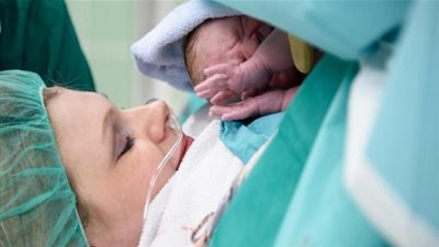  سيدة إسرائيلية عمرها 60 عامًا تلد طفلتها الأولى