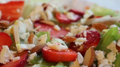 طريقة تجضير سلطة الفراولة باللوز اللذيذة