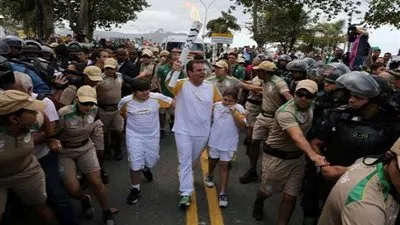 الشعلة الأولمبية تتعثر تحت ضغط الشرطة والاحتجاجات