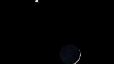 الليلة.. هلال القمر قرب المشتري 