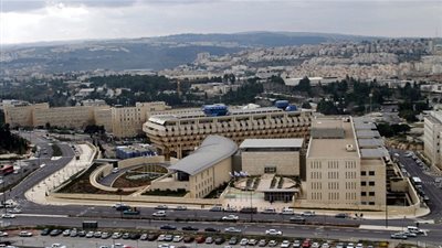 إسرائيل تتهم حماس بالاستيلاء علي أموال منظمات انسانية 