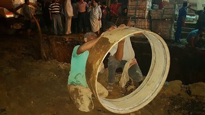 جهود شركة الصرف لإصلاح خط المياه الرئيسي في 