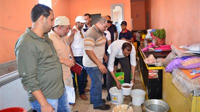 إعدام 189 كيلو مواد غذائية مجهولة المصدر وإنذار 15 منشأة بالغلق في مطروح