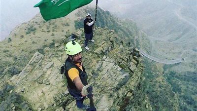 علَم المملكة يعانق السحاب بأعلى قمم الباحة