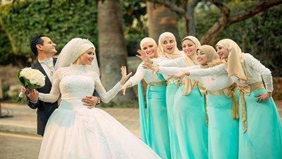 كيف تجعلين صديقاتك جزءاً مميزاً في يوم زفافك؟ (صور)
