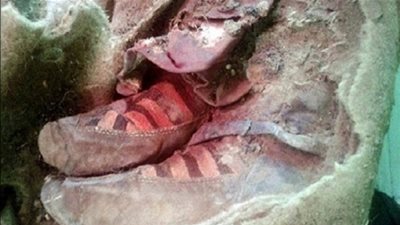 علماء يعثرون على مومياء لامرأة ترتدي حذاًء رياضيًا