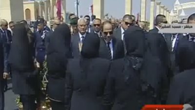 شاهد.. حوار جانبي بين 