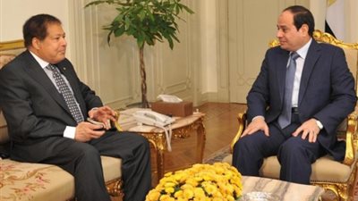 السيسي يتقدم صلاة جنازة زويل.. والأمن يكثف من تواجده بمحيط مسجد 