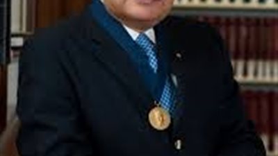 انتهاء الصلاة على جثمان زويل.. وبدء الجنازة العسكرية استعداد للدفن