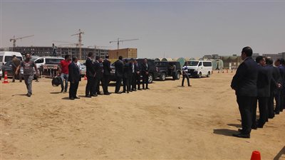 توافد طلاب جامعة زويل لتقديم عزاء شعبي في العالم المصري.. (فيديو)