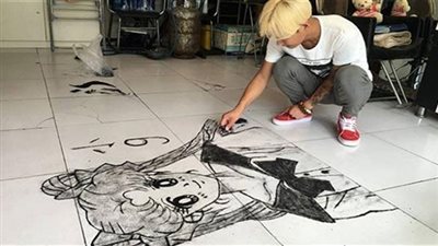 حلاق يبدع على لوحة فنية بقصات شعر الزبائن