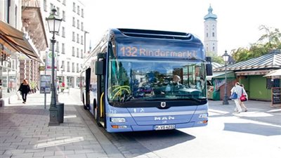  طفل صغير صعد إلى حافلة مركونة في ألمانيا ثم قام بقيادتها دون أن ينتبه الركاب 