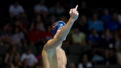 لماذا يلوح السباح الكندي بإشارة بذيئة لوالده قبل كل سباق !