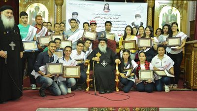 الأنبا باخوميوس مطران البحيرة يكرم المتفوقين فى الثانوية العامة 