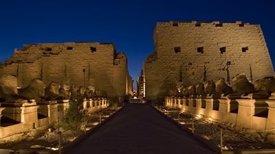 تقرير منظمة السياحة العالمية للعام يضع معبد الكرنك على غلافه