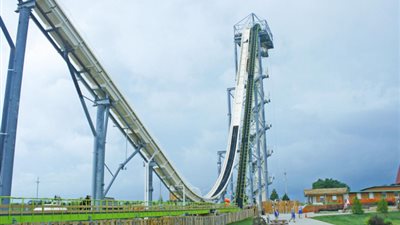 وفاة طفل بعد سقوطه من أكبر زلاجة مائية في العالم بأمريكا