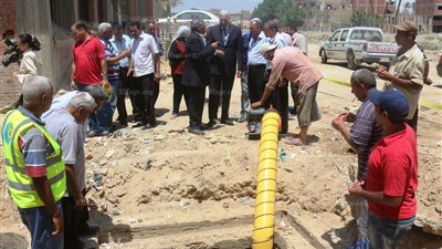 محافظ السويس يتابع أعمال إصلاح وصيانة خط الصرف الصحي 800 بالجناين (صور)