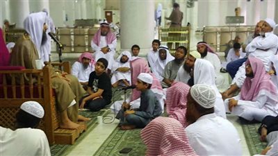 الطالب المالكي يتم حفظ دواوين السنة الـ18 بالمسجد الحرام