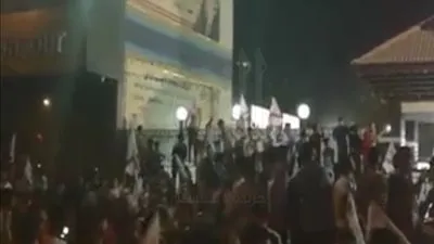 بالفيديو .. تسلق مشجعي الزمالك أسوار النادي للاحتفال ببطولة الكأس 