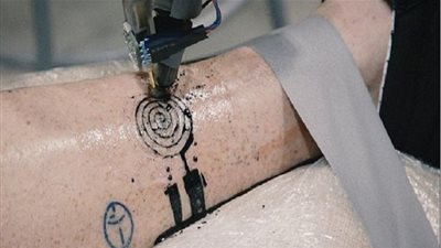  أختراع أول روبوت صناعي يرسم الوشم على جسم الإنسان