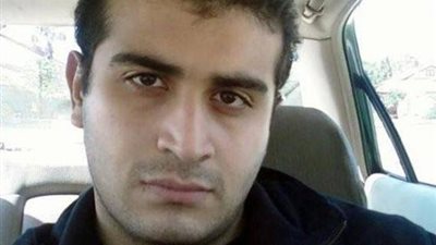 والد منفذ هجوم أورلاندو يهتف لهيلاري كلينتون