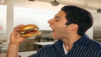 دراسة: اللحوم والسكر يتماثلان في أثرهما على البدانة