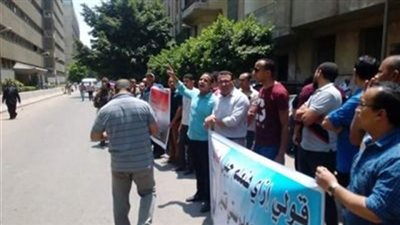 المعلمون المغتربون يواصلون التظاهر أمام 