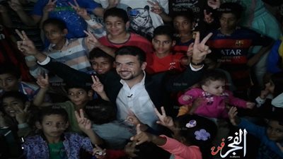 سامو زين يغنى ويلعب الكرة مع الأطفال في دار للأيتام.. (صور)