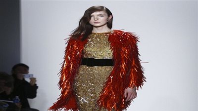  الفساتين اللامعة تهيمن على عرض أزياء Jenny Packham لشتاء 2016