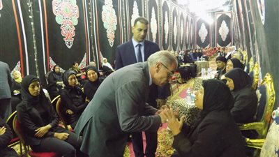 محافظ الإسكندرية ومدير الأمن يقدمان واجب العزاء لشقيقة 