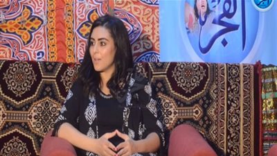 نهى عابدين تتحدث عن كواليس قصة الحب التي جمعتها بزوجها (فيديو) 